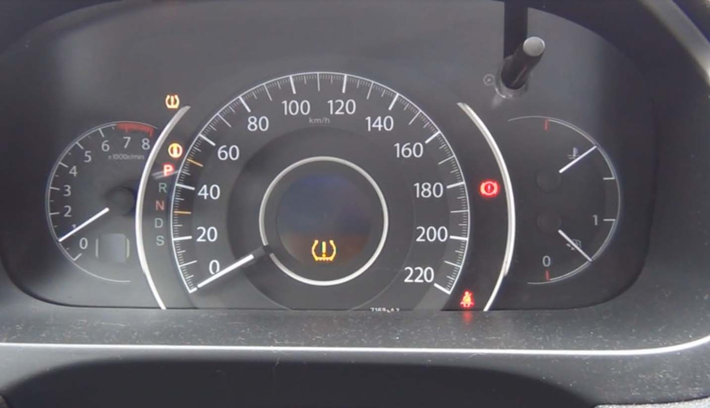 Сброс индикатора ошибки давление в шинах Honda CR-V 2012 - 2105 года выпуска, видео